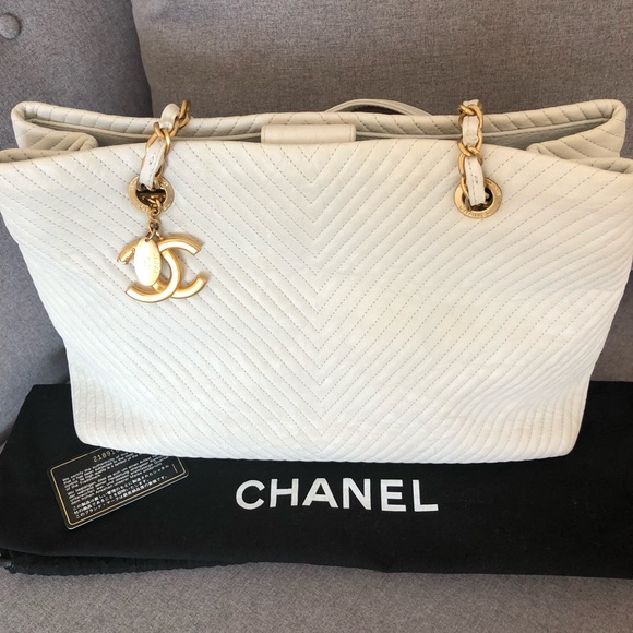 CHANEL Handbags - ❗️TRADED❗️CHANEL Calfskin Medallion Chevron Tote